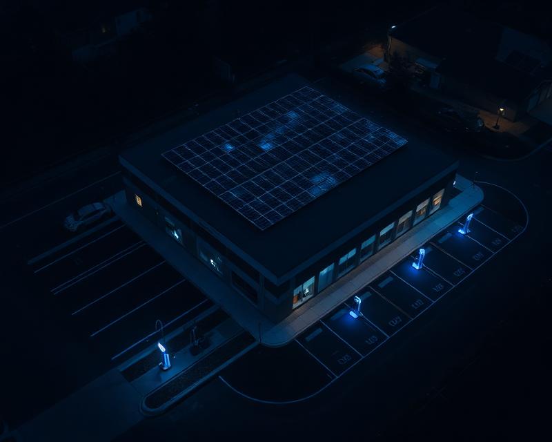 Instalação comercial com energia solar e carregadores